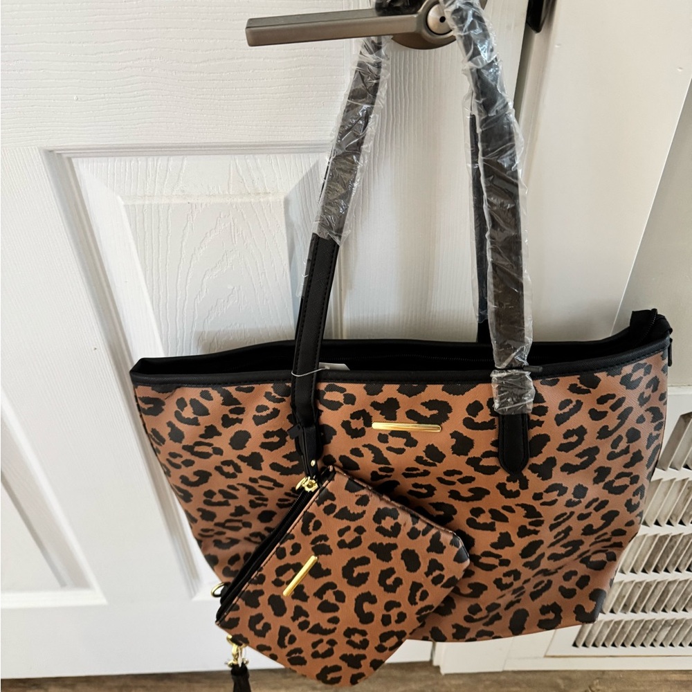 3 in 1 leopard tote . Wristlet and wallet and tote .